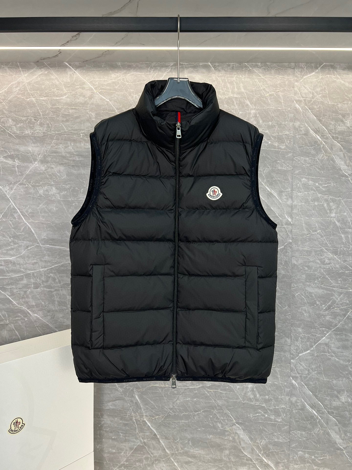 0F547305-2B9A-4052-855E-5B9EDE696828 Moncler Dons Bodywarmer - Afbeelding 1