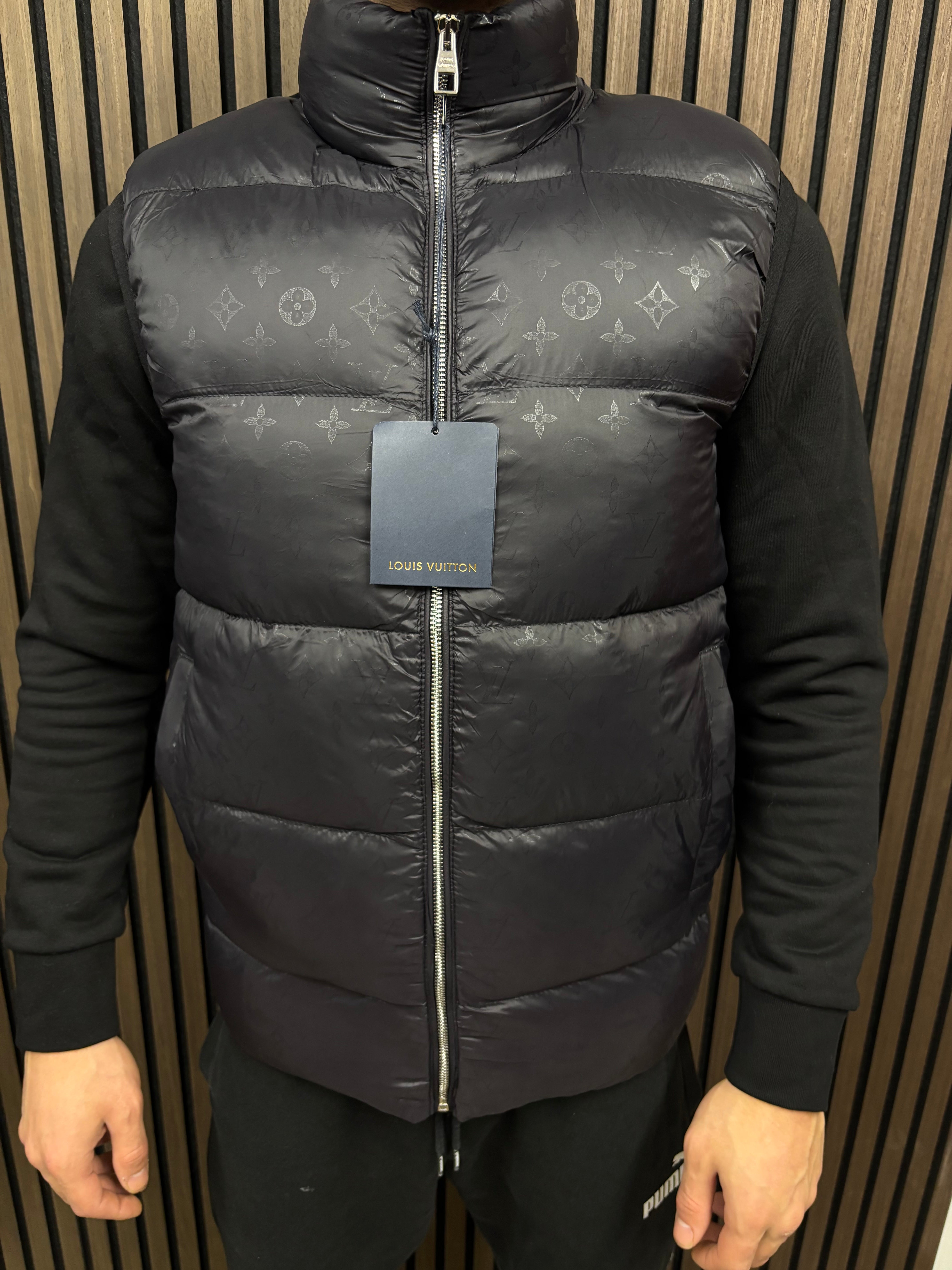 763EAC83-B6F5-4F66-9A2A-B9C7CCDD7510 Louis Vuitton Bodywarmer - Afbeelding 1