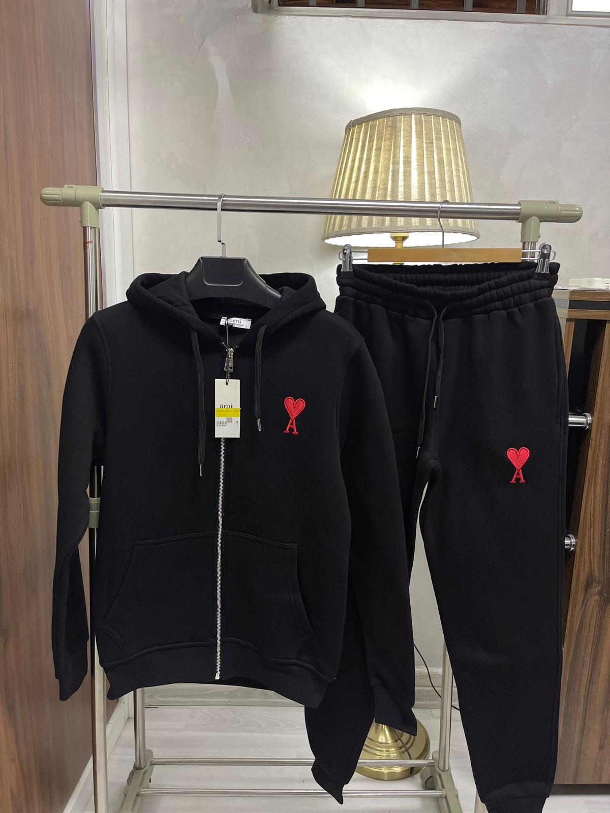 D88EA905-F3AD-4067-8CAE-E3F5F705CF66 Ami Trainingspak - Afbeelding 1