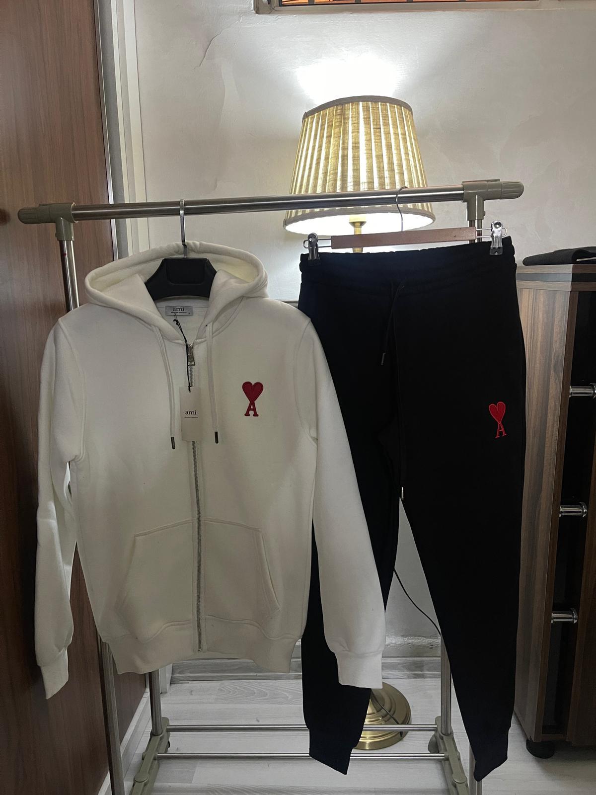 WhatsApp_Image_2025-12-02_at_15.58.43 Ami Trainingspak - Afbeelding 1