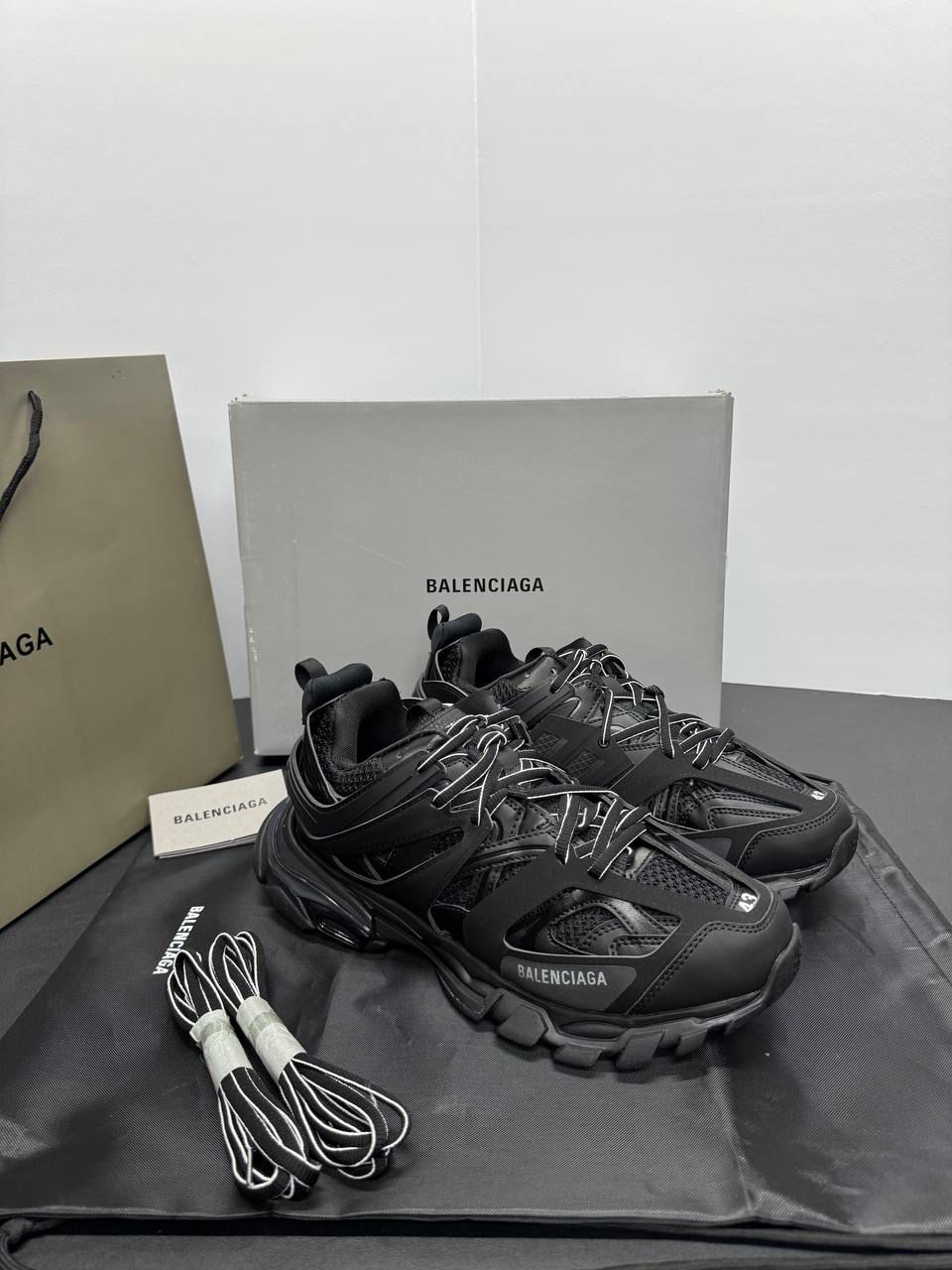 rn-image_picker_lib_temp_35c326b7-c73e-4134-8a3b-1311d7aeb42d Balenciaga Tracks - Afbeelding 1