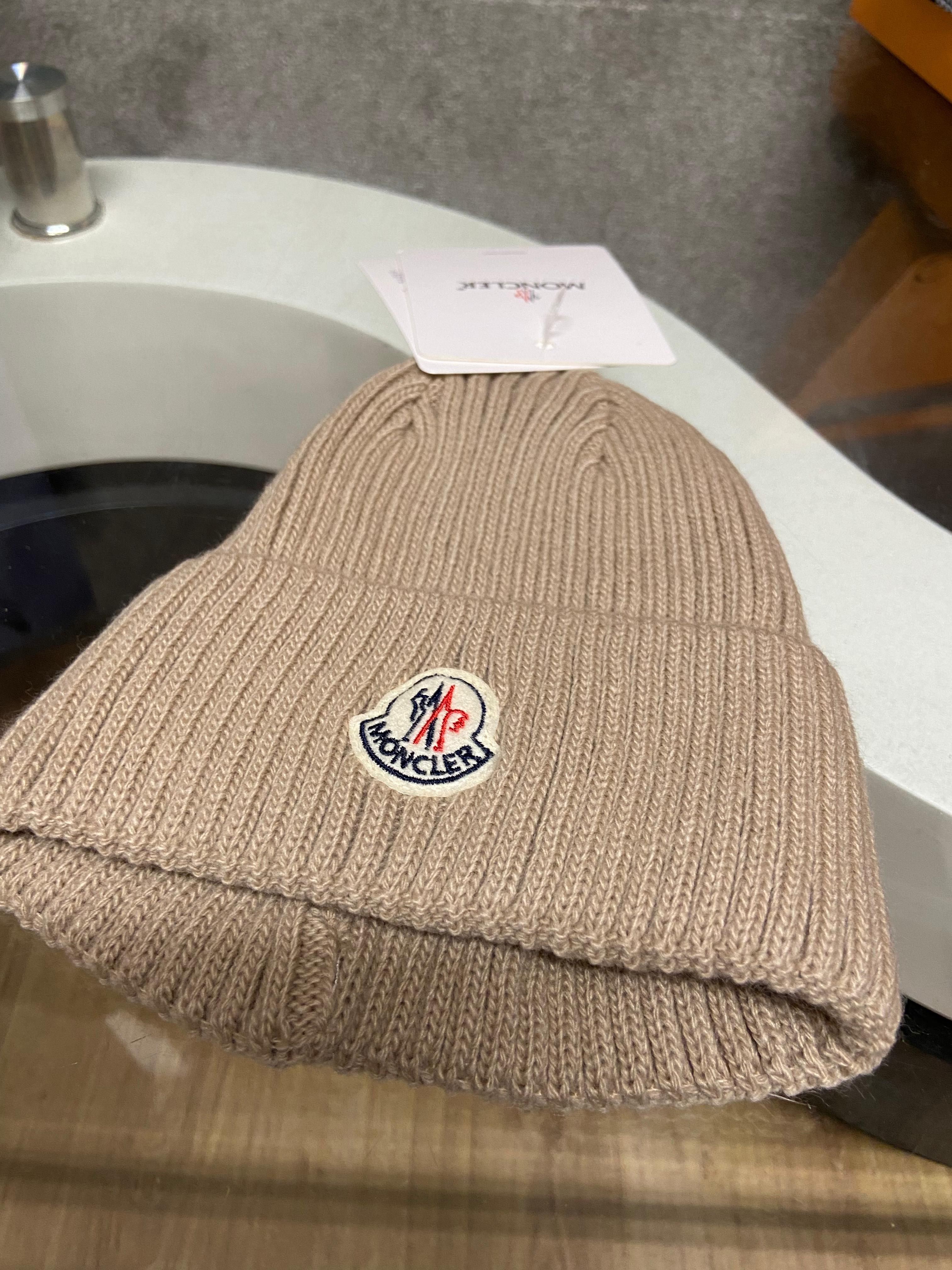 rn-image_picker_lib_temp_b35d7608-ee17-4c89-9c43-34353bbd1746 Moncler Classic Muts - Beige - Afbeelding 1